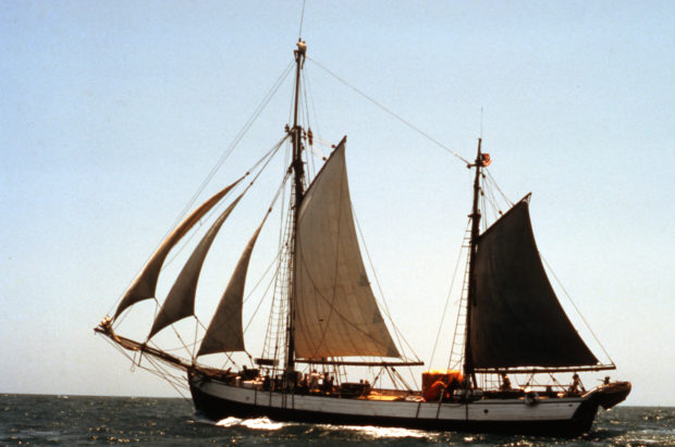 Fri under sail (wide)